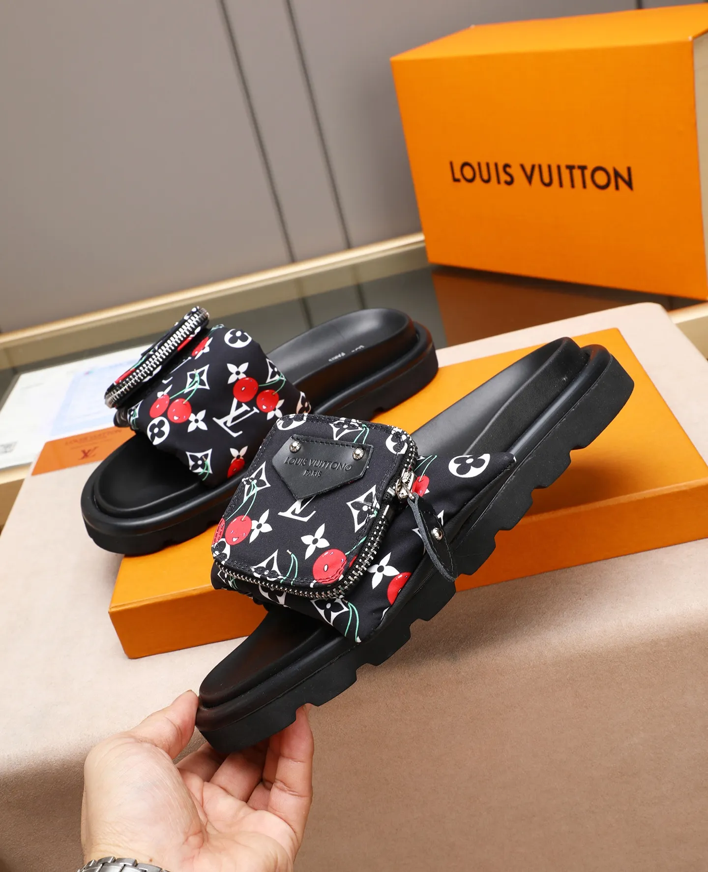 PP400 couple model with drawer box [LOUIS VUITTON] Louis Vuitton, the latest LV official website printed wallet and men's and women's slippers🔥🔥🔥 are now on the market. The drawer box is packed with cloth bags and cards. The upper pattern looks very soft and waxy, and it is a super versatile leg slimming tool. Fabric: Imported denim/down silk cotton embossed, official website pattern printing, lining: water-dyed sheepskin down filling, comfortable to wear, feet: high elastic PU water table. Sole: foam sole, heel height: about 5cm. Size 35-46, 35, 45 and 46 are custom-made and cannot be returned or exchanged. Color: multiple colors available.